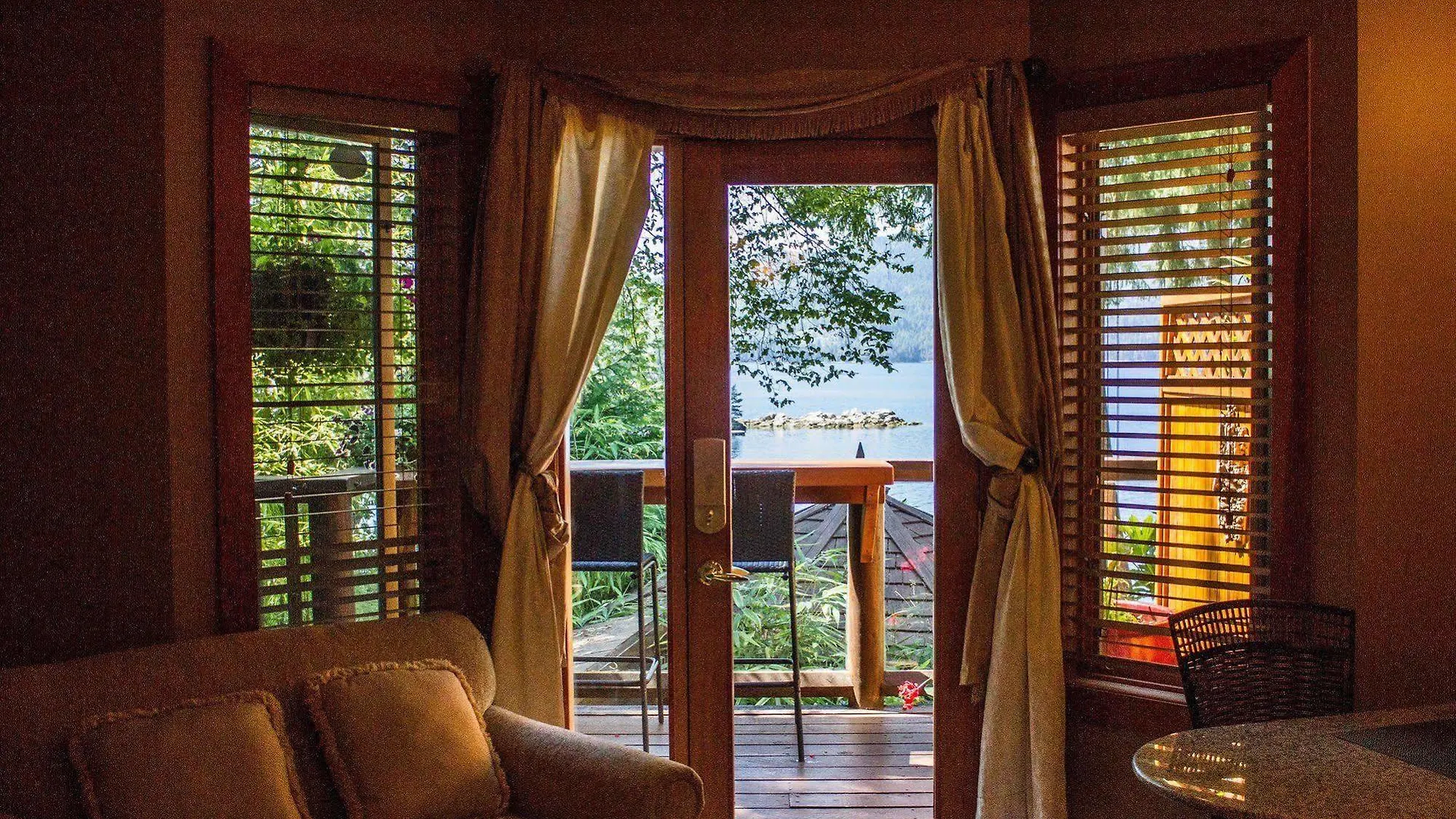 Tranquility Bay Waterfront Inn Sechelt